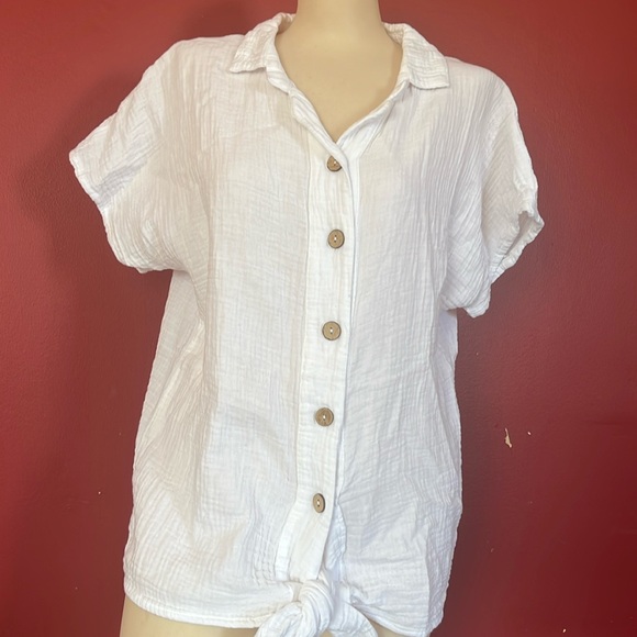 Just Living Tops - EUC Just living 100% cotton tie front white top